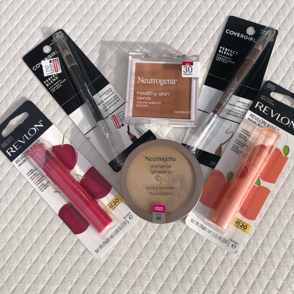 Womens Bundle ***62***     Neutrogena, Revlon Makeup Bundle.
